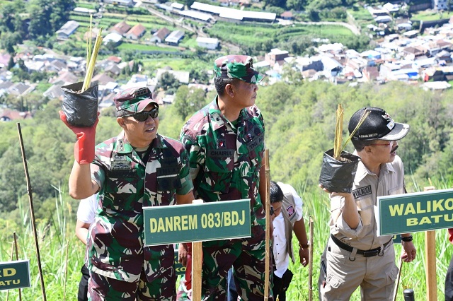 Cegah Banjir dan Longsor, Korem 083/Baladhika Jaya Tanam Rumput Vertiver