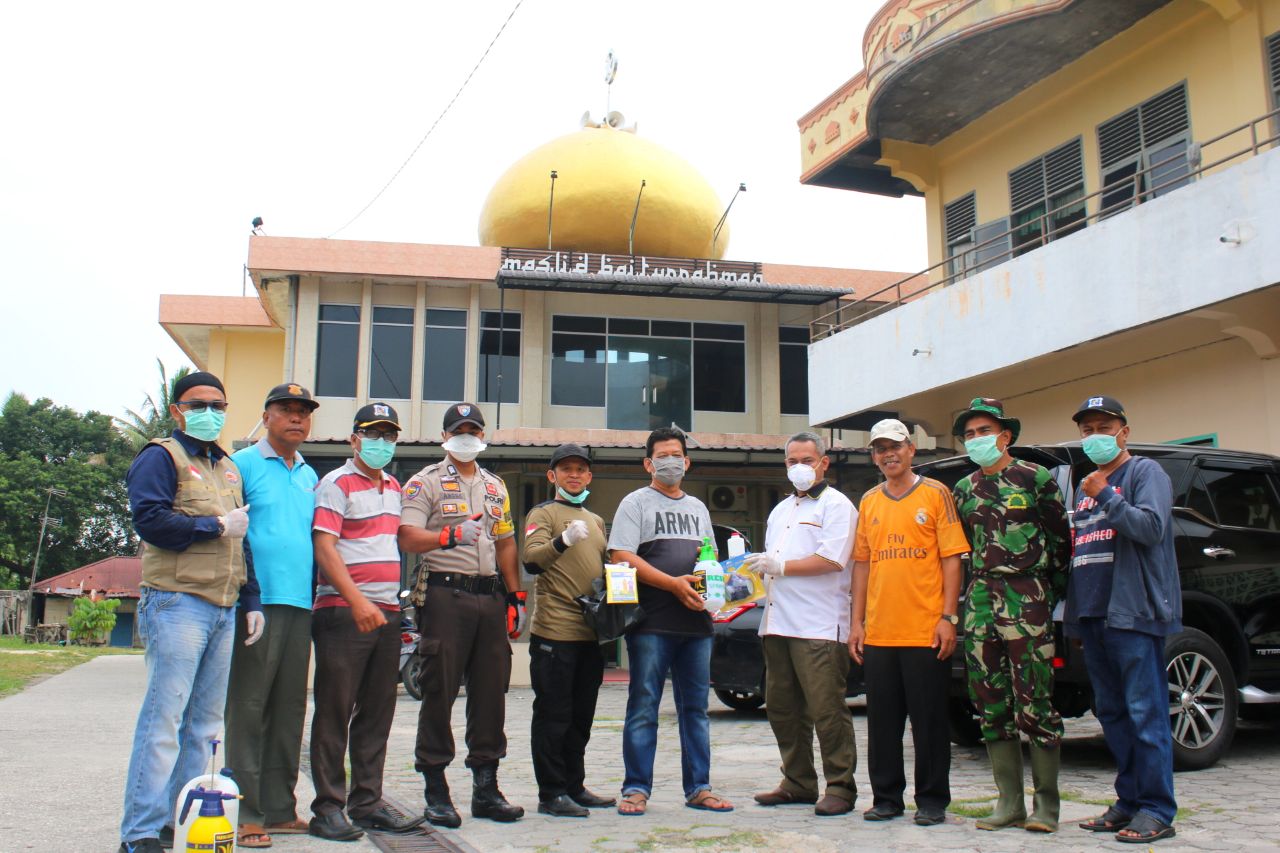 Ketua DPRD Pekanbaru Kembali Turun Lapangan, Semprotkan Disinfektan & Beri Bantuan
