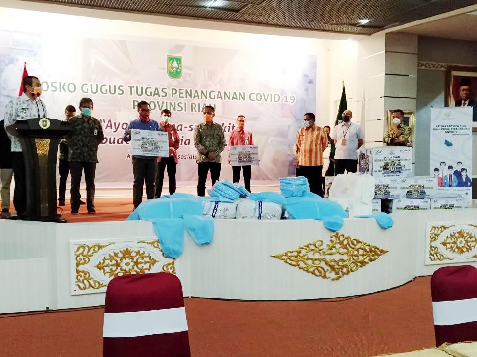 Tim SATGAS BUMN Peduli Penanganan Covid-19 Riau Serahkan Bantuan 200 APD