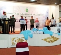Tim SATGAS BUMN Peduli Penanganan Covid-19 Riau Serahkan Bantuan 200 APD