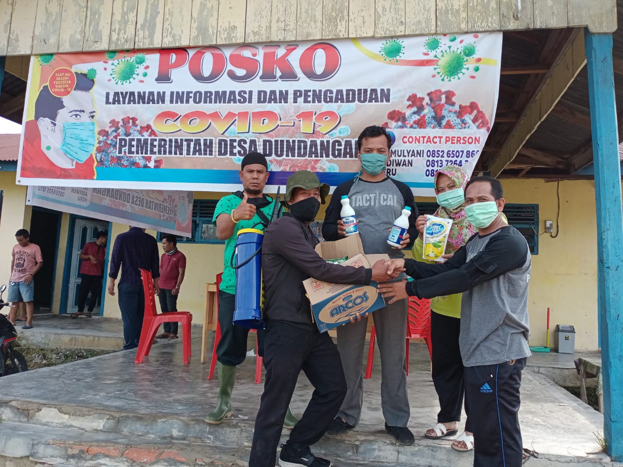 Penyerahan Bantuan Cairan  dan Alat Penyemprotan dari PT. Cakra Alam Sejati kepada Relawan Covid-19 Desa Dundangan