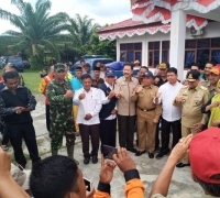  Salurkan Bantuan, Anggota DPRD Provinsi Riau H. Syafaruddin Poti sambangi korban banjir di Rokan Hulu