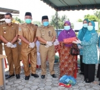 Tim Penggerak PKK Kabupaten Pelalawan Hj.Ratna Mainar Harris sarahkan bantuan sembako kepada kaum Dhuafa