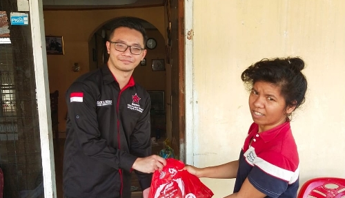 Zelot Hutagalung ketika menyerahkan bantuan Ikan segar kepada Masyarakat