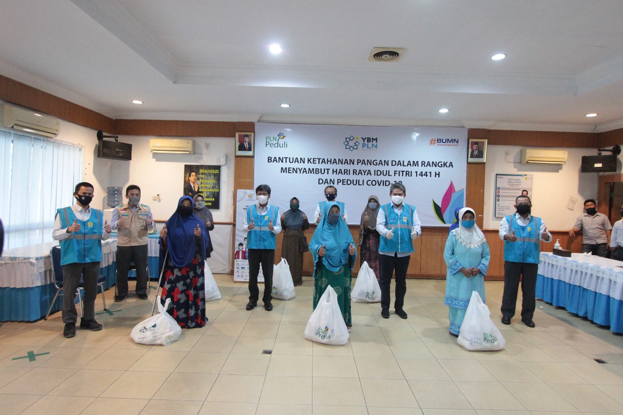 PLN Peduli dan YBM PLN bersama SATGAS BUMN Tanggap Bencana Serahkan Bantuan 2.473 Paket Sembako