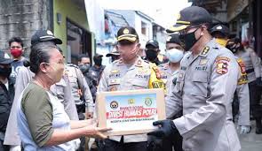 Brigjen Pol Ricky Wakanno dan Komunitas Sosial Salurkan Sembako bagi Warga Meruya Selatan, Jakbar