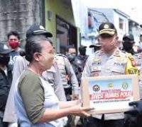 Brigjen Pol Ricky Wakanno dan Komunitas Sosial Salurkan Sembako bagi Warga Meruya Selatan, Jakbar