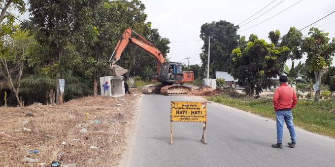 Alat berat milik Dinas Pekerjaan Umum kota Pekanbaru yang sedang beroperasi 