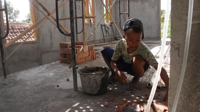 Menyedihkan, bocah di Grobogan rela jadi kuli bangunan demi beli Hp untuk belajar daring