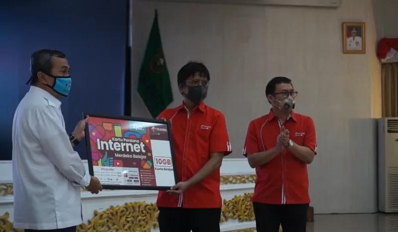 Gubernur Riau terima kartu paket gratis bagi 104.693 pelajar dari Telkomsel