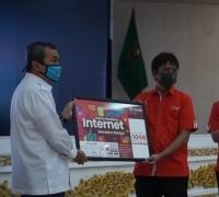 Gubernur Riau terima kartu paket gratis bagi 104.693 pelajar dari Telkomsel