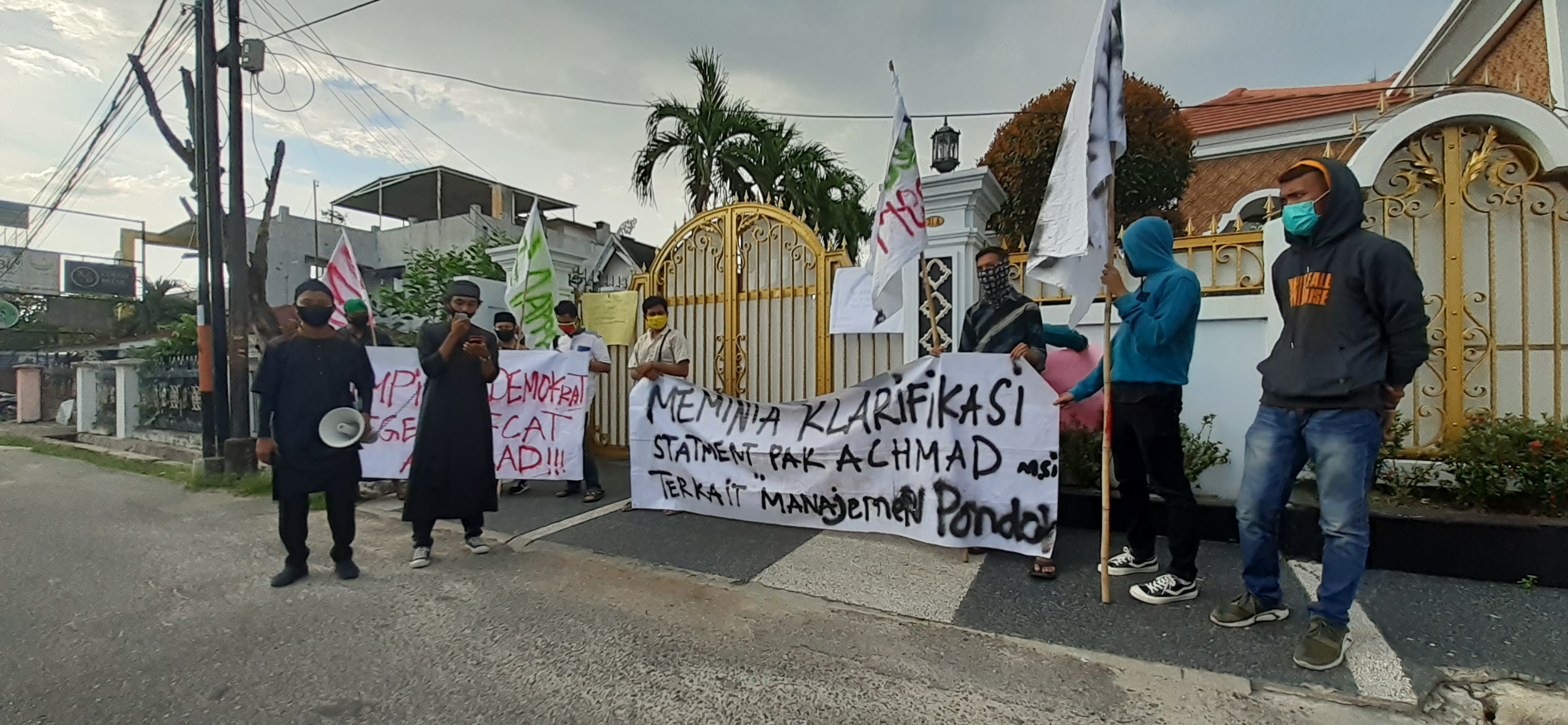 Setelah datangi Polda dan Kejati Riau, AMAPPP juga berorasi dirumah Anggota DPR RI Drs, Achmad, M.Si Masa Aksi Aliansi Mahasiswa dan Alumni Pembela Pondok Pesantren (AMAPPP) ketika menyampaikan orasi di depan rumah Anggota RI Drs, Achmad, M.Si