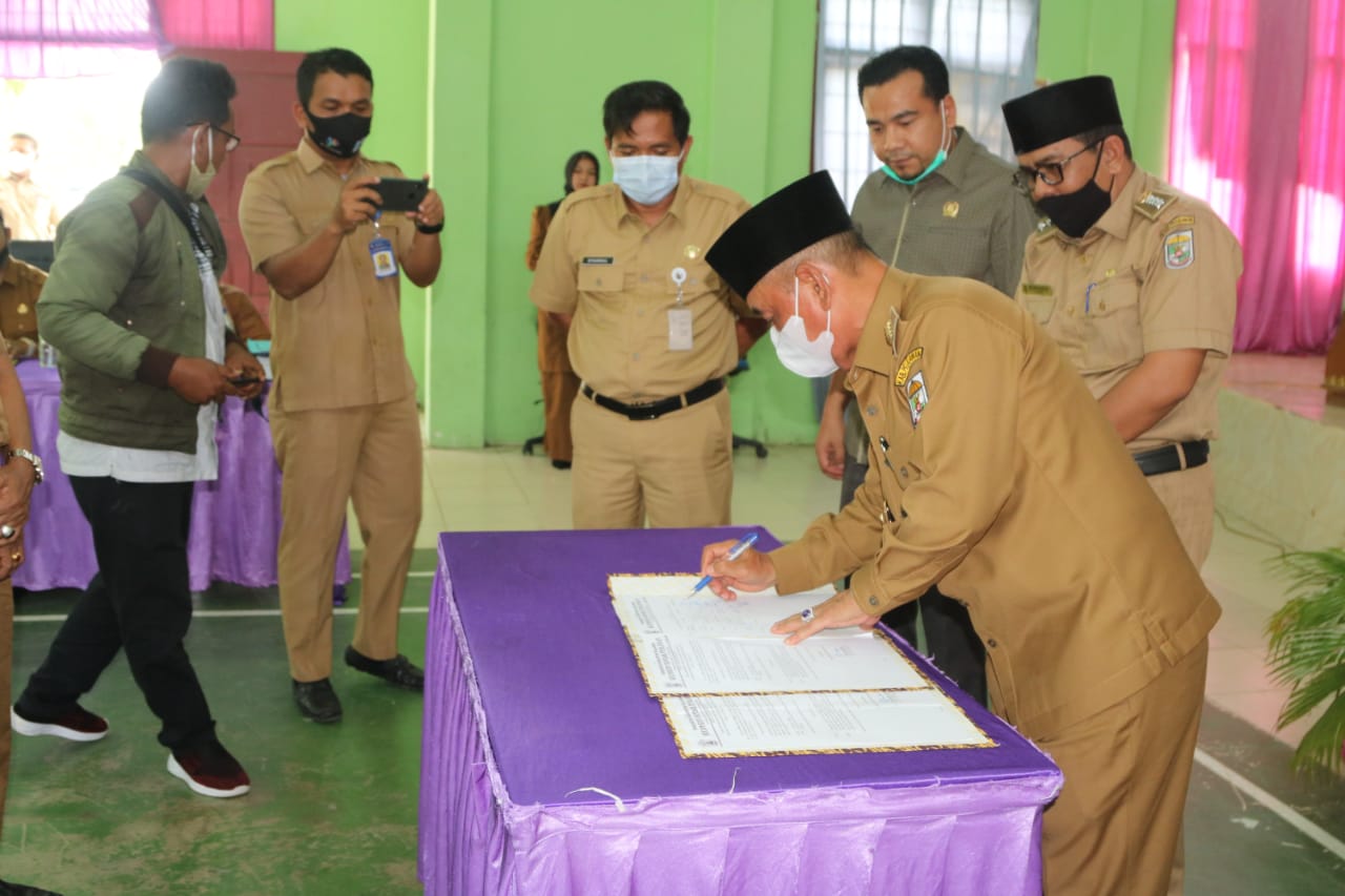 Buka Musrenbang RKPD, Bupati Harris: Pelalawan Akan Alami Persaingan Global Bupati Pelalawan H.M. Harris secara resmi membuka Musyawarah Perencanaan Pembangunan (Musrenbang) Rencana Kerja Pemerintah Daerah (RKPD) Tingkat Kecamatan Bandar Petalangan Tahun 2021, Senin (8/2).