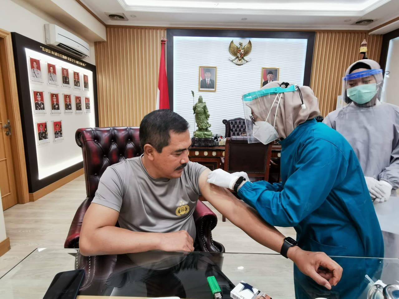 Komjen Pol Agus Andrianto dan Para Kakor Jajaran Baharkam Polri Divaksinasi Covid-19