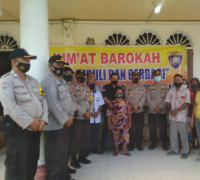 Pertama Kalinya, Polsek Tenayan Raya Bagi Sembako di Gereja