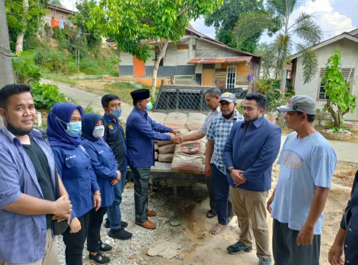 Serahkan Semen, NasDem Riau Bantu Bangun Musala Al Barokah