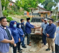 Serahkan Semen, NasDem Riau Bantu Bangun Musala Al Barokah 