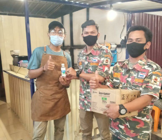 Brigade Wilayah II Mada LMP Riau Bagikan Sanitizer ke Pedagang di RPK