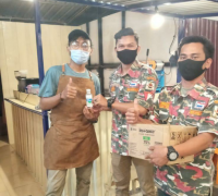 Brigade Wilayah II Mada LMP Riau Bagikan Sanitizer ke Pedagang di RPK