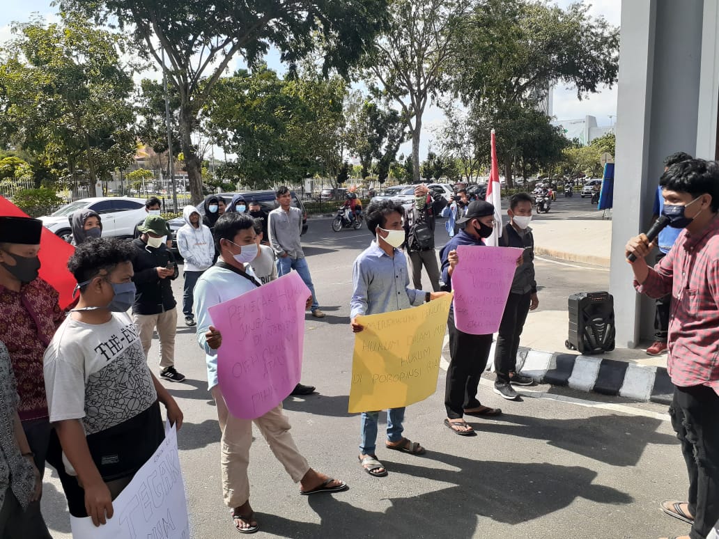 Unjuk rasa Aliansi Mahasiswa Riau (AMR) di depan kantor Kejaksaan Tinggi (Kejati) Riau dan Pengadilan Negeri Kota Pekanbaru (Istimewa)