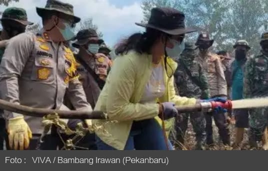 Erni Agung Setya, istri Kapolda Riau, Inspektur Jenderal Polisi Agung Setya Imam Effendi
