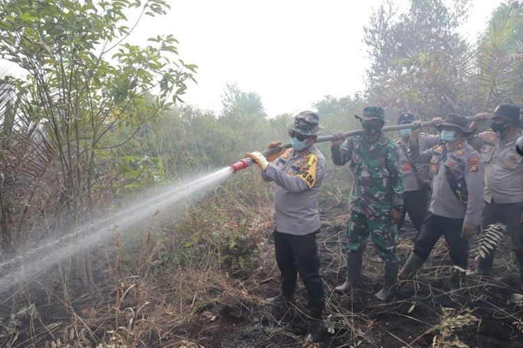 11 Hamparan Titik Api Belum Padam, Kapolda Riau: Warga Jangan Bakar Lahan! Kapolda Riau Irjen Pol Agung Setya Imam Effendi saat ikut turun tangan memadamkan karhutla di Kelurahan Tanjung Kapal, Kecamatan Rupat, Kabupaten Bengkalis, Riau, Rabu (3/3/2021).(Dok. Polda Riau via Kompas.com)