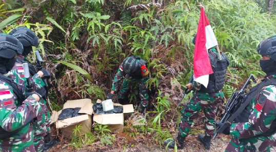 Satgas Yonif 642/Kapuas menemukan 42,9 Kg Sabu di Patok Perbatasan, wilayah Sambas, Kalbar. (Foto: dok. Pen Satgas Yonif 642 via detik.com)