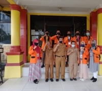 Sampaikan Program Kerja KKN, 9 Mahasiswa Serahkan Cenderamata di Kantor Camat Cerenti