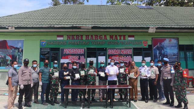 Kronologi Penyelundup 10 Kg Lari ke Malaysia Usai TNI Beri Tembakan Peringatan Tim Gabungan Satgas Yonif 642/Kapuas dan Satgas Intelijen Koopsdam XII/Tpr gagalkan penyelundupan narkoba di perbatasan. Foto: Dok. Puspen TNI via Kumparan.com