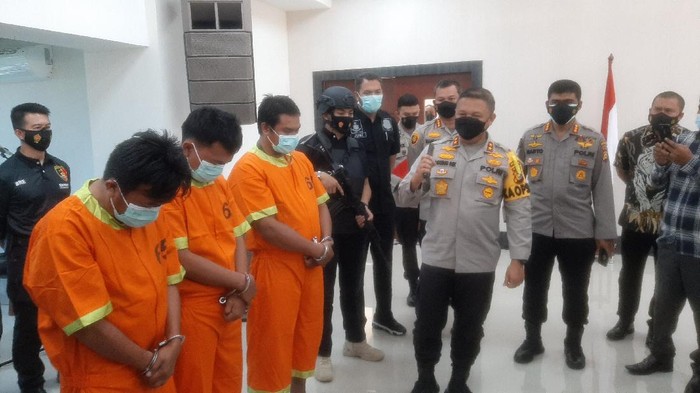 Pelaku teror terhadap rumah pejabat Kejati Riau dan Sekretaris LAM Riau (Raja Adil/detikcom)