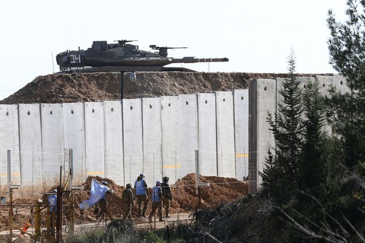 Diduga Hendak Bersitegang dengan Tentara Lebanon, TNI Adang 3 Tank Merkava Israel Petugas dari Pasukan Penjaga Perbatasan PBB di Lebanon (UNIFIL) tampak sedang berpatroli di sepanjang tembok perbatasan yang memisahkan wilayah Israel dengan Lebanon.(AFP / MAHMOUD ZAYYAT via Kompas.com)