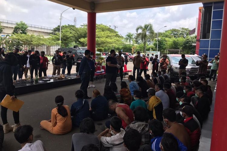 Dihujani Petasan, Ratusan Polisi Bongkar Kampung Narkoba yang Diduga Dibekingi Oknum 65 warga ditangakap dalam penggerebekan kampung narkoba, Palembang (Kompas.com /Aji YK Putra)