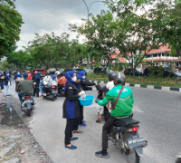 Garda Wanita NasDem Berbagi Takjil Gratis ke Pengendara 