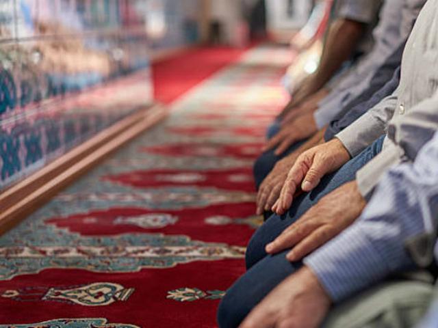 Syamsuar: Zona Merah dan Oranye Lebih Baik Salat Idul Fitri di Rumah Ilustrasi