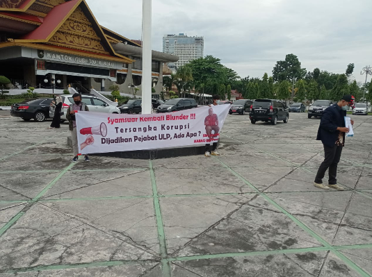 Dibentangkan Spanduk, Syamsuar Kembali Blunder GPMPK : Pecat Ekky Khadafi GPMPK bentangkan spanduk bertuliskan