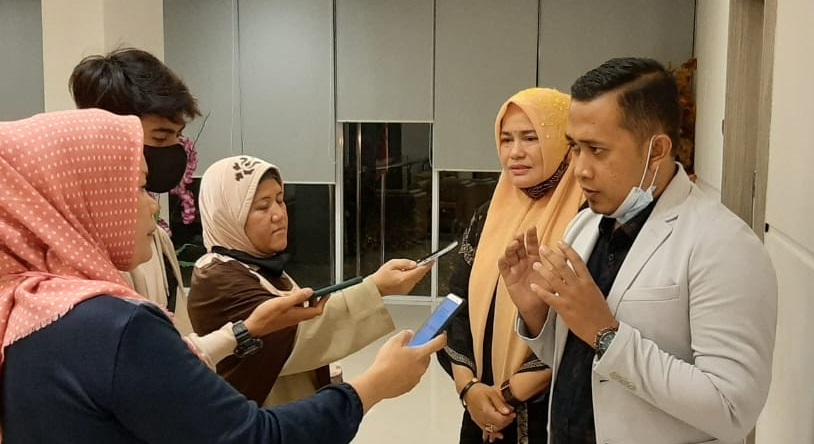 SDY Ditahan Usai Tipu dan Gelapkan Dana Rp 1.1 M, Rico: Serahkan ke Kejati Riau Kuasa hukum Elly Mesra, Rico Febputra saat konferensi pers di Hotel Fave Pekanbaru, Kamis (6/5). (Istimewa)