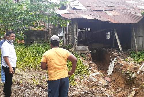 Diduga Melakukan Perusakan dan Penyerobotan Sebidang Tanah, Oknum Masyarakat dan Pejabat Kelurahan Ukui Dilaporkan ke Polisi Suharmansyah SH,MH ketika turun kelokasi perusakan dan penyerobotan sebidah tanah dikelurahan Ukui-Pelalawan