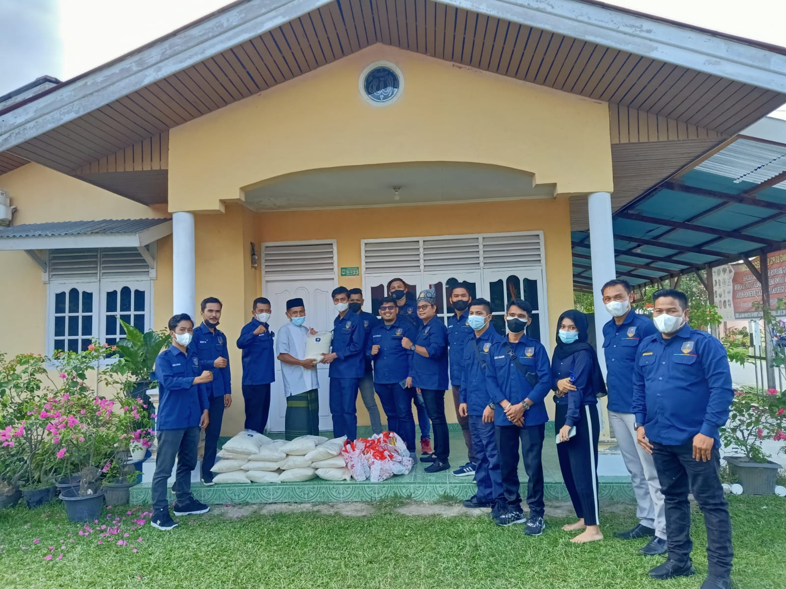 PP BMR (Barisan Muda Riau) Salurkan Bantuan Sembako Secara Door To Door Ke Masyarakat