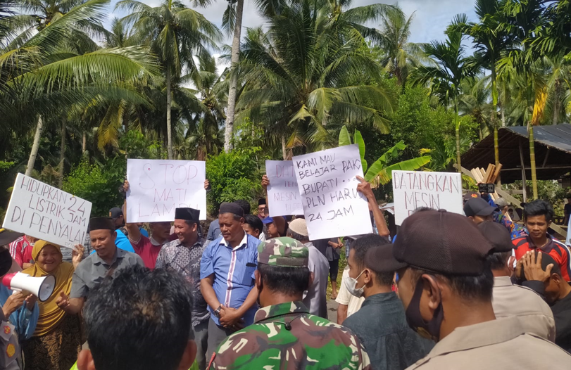 Forum Masyarakat Kuala Kampar ketika menggelar aksi unjuk rasa di depan PLN Kuala Kampar