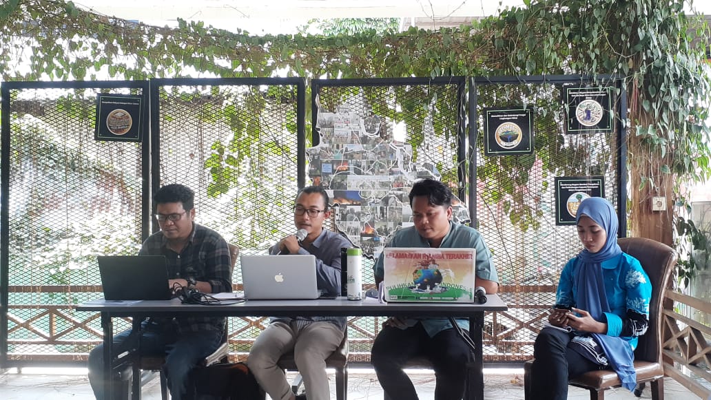 Walhi Riau ketika menyampaikan konferensi pers laporan investigasi IUP PT. WSSI