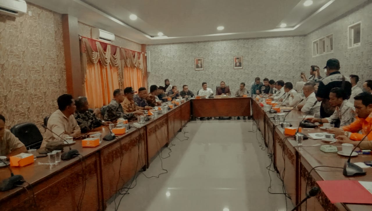 Forum Masyarakat Kuala Kampar Minta PLN Segera Penuhi Empat Poin Kesepakatan Ketika Melakukan Hearing Bersama Komisi III DPRD Pelalawan Foto Forum Masyarakat Kuala Kampar ketika menggelar hearing bersama Komisi III DPRD Pelalawan dan PT. PLN