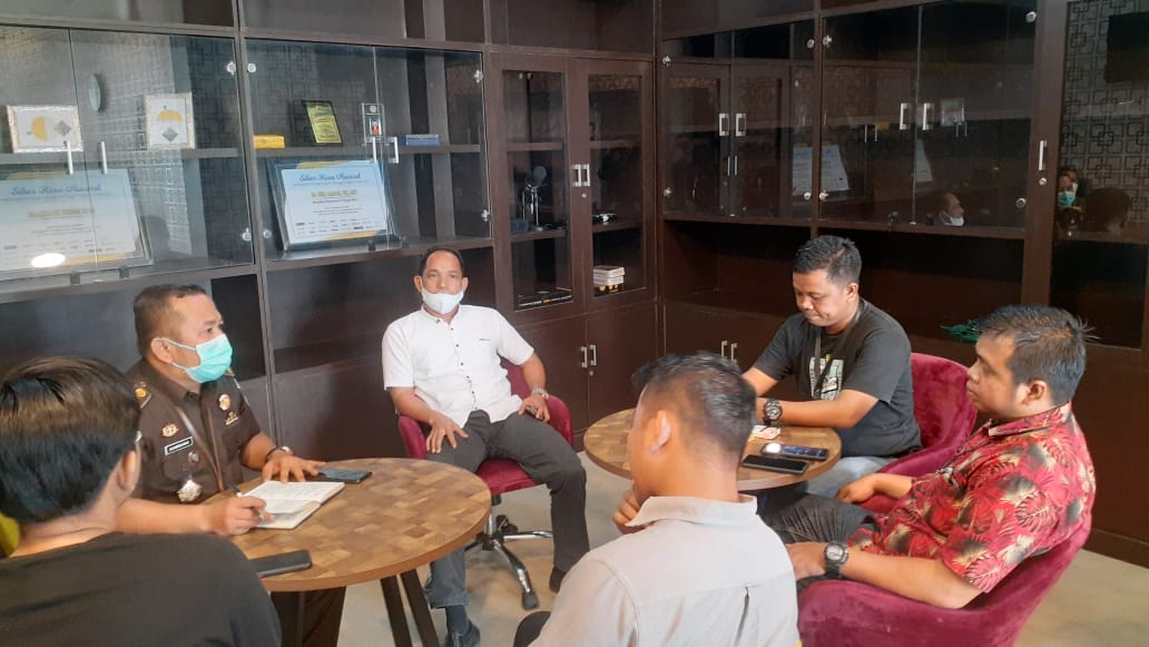 Gerakan Pemuda dan Mahasiswa Pekanbaru Peduli Keadilan (GPMPPK ), MPC Pemuda Pancasila Kota Pekanbaru dan Kasi Penkum Kejati Riau Bambang Heripurwanto, SH, MH