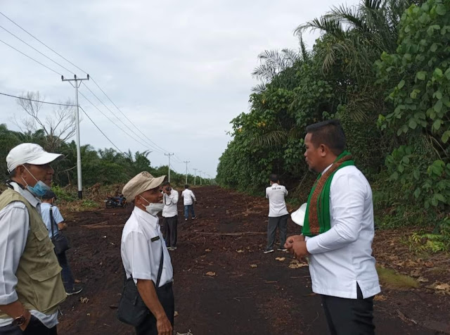 Bupati Pelalawan H. Zukri Ketika Meninjau Pembangunan Jalan Lintas Bono