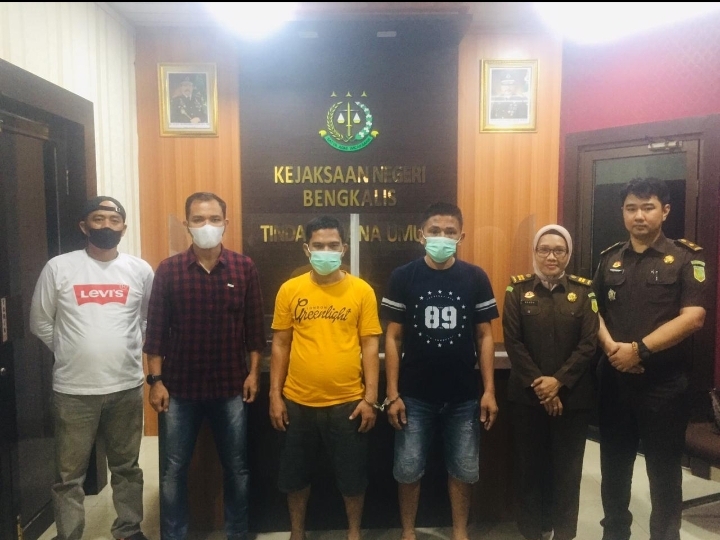 JPU Kejati Riau dan JPU Kejari Bengkalis Menerima tersangka Tindak Pidana Narkotika dari Tim Penyidik Polda Riau