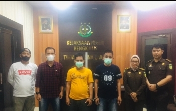 JPU Kejati Riau dan JPU Kejari Bengkalis  Menerima tersangka Tindak Pidana Narkotika dari Tim Penyidik Polda Riau