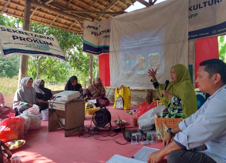 Warga Desa Makmur mengikuti pelatihan Pengolahan Sampah Rumah Tangga Menjadi Barang Bernilai Jual di Sekretariat Proklim Desa Makmur, Pangkalan Kerinci, Pelalawan.