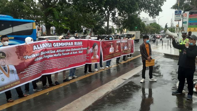 GEMMPAR Demo Kejati Riau Minta Usut Tuntas Dugaan Korupsi di Siak, Hingga Sentil Pembangunan Masjid dan Gedung Makorem Gerakan Masyarakat Mahasiswa Pemuda Pemantau Riau (GEMMPAR)