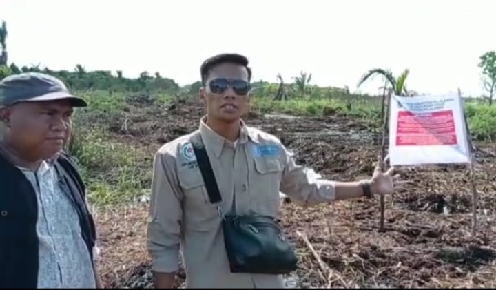 Ifriandi SH : PT TUM Diduga Sengaja Lakukan Perbuatan Melawan Hukum Dan Unprosedural Ifriandi SH bersama Pakar Lingkungan DR. Elviriadi Ketika Turun Langsung ke Eks Lahan PT. TUM di Kuala Kampar