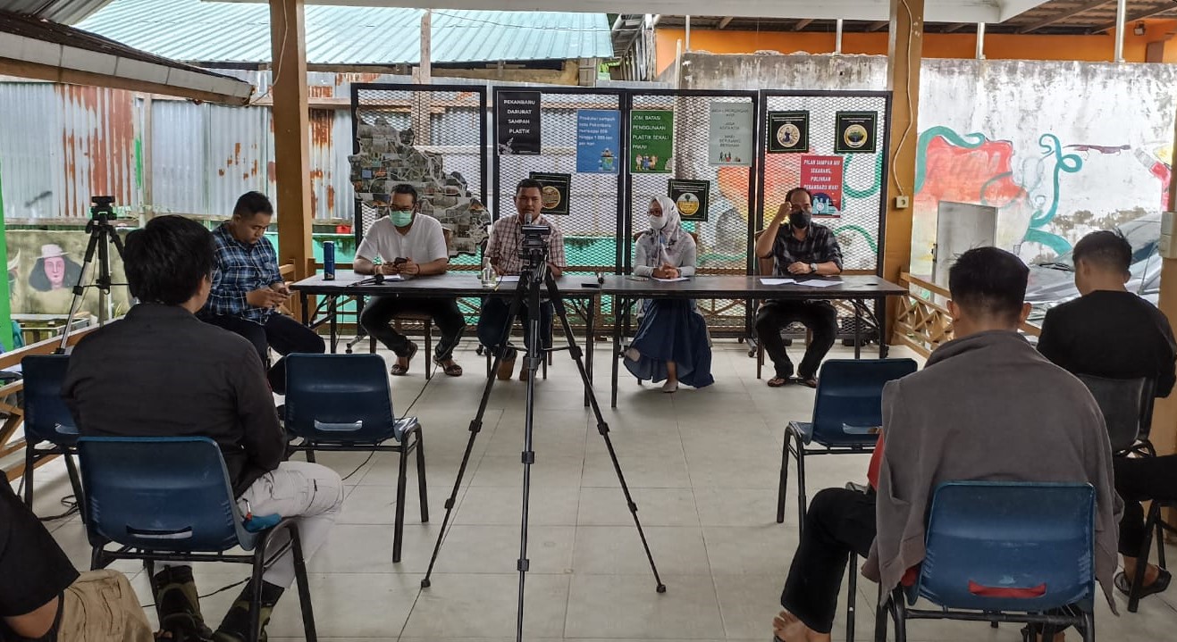 WALHI Riau Ketika menggelar Konferensi Pers