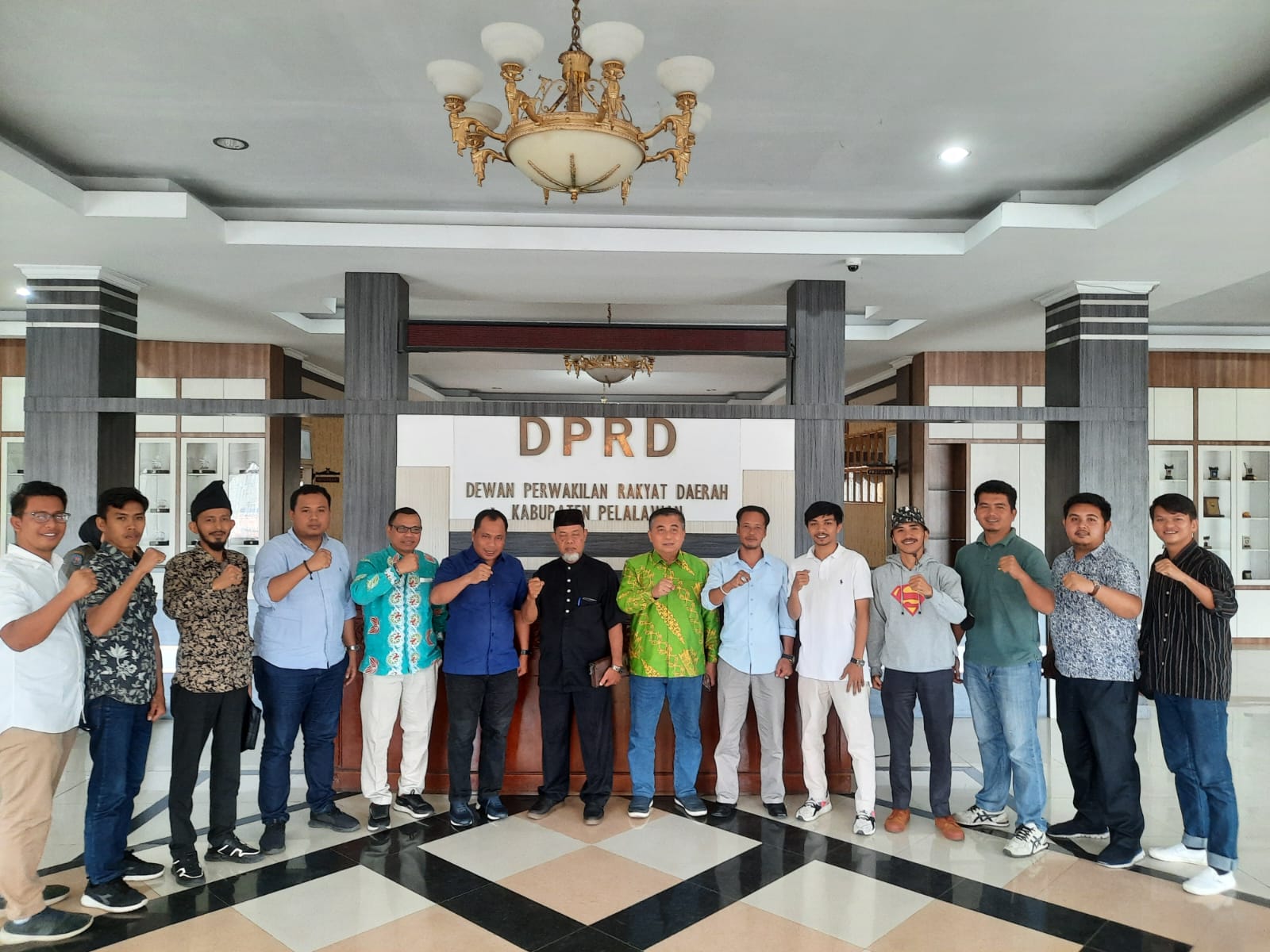 Foto Ketua DPRD Pelalawan Baharuddin, SH, MH, Kazzaini KS, Datuk M Nasir Penyalai,T, Kespandiar, Abdul Murat, S.IP Ketua GNPK RI Pelalawan, Said Abu Sopian, SH Tokoh Muda Pelalawan, Wan Andi Gunawan Ketua Tunas Muda Pelalawan, dan Aktifis Kuala Kampar